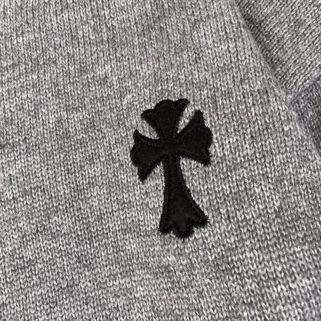 P230 High-quality Chrome Hearts CH Chrome Hearts patchwork cross hole knitted sweater pullover. The popular style is the same for men and women. It is matched with black and white. It looks good in real life. The upper body is good-looking. It looks good in daily wear. It is even more photogenic. It’s hard not to buy it. Buy it for me!!! Believe me, no one can refuse such a long Chrome Hearts jacket. The version has been expanded based on the old version. The upper body is loose and stylish, and the hem is expanded to a casual design. Fat people look extremely slim, thin people have limited height and high-end. Ten thousand yuan ZP printing, 1:1 perfect restoration, looks good when worn alone or stacked, can be easily controlled by both men and women. If you care more about quality, you must also respect the price. It is completely different from the thin see-through bottoms and junk products on the market that pill when worn. If the style makes you shine at a glance, then quality is what you should pay more attention to. Compared with price, we focus on quality. Customers who have received my products all know it. ️️️ Sweaters on the market are generally made of bract core yarn. We use modal. The advantages over core-spun yarn are very intuitive: high cost, high price, high density, relatively expensive for developers, and let us make a lot less money. In addition, it is delicate, has no scum on the upper body, resists pilling, and is high-end. We are conscientious sellers and do not use core-spun yarn. Apart from being cheap, core-spun yarn is really useless. It shrinks, pills, hooks, and makes people pierced. He is proficient in everything. It is 2024. Who doesn’t want to look decent when they go out? Quality determines the upper body effect. No matter how bad the quality, the best style is still the temperament of the urban-rural fringe. We only do long-term business. Quality determines character. Take it back and wear it with confidence and wash it. The quality of the pattern will definitely make your eyes shine. We only make the right version of high quality. We make high-end hard goods. Reject junk goods and reject fast food. Conscientious quality and conscientious price. You deserve it!  Color: Black White Gray Red Size: S M L